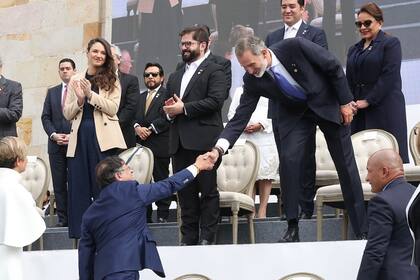 El Rey Felipe VI fue criticado por usuarios en redes sociales por su actitud durante la toma de posesión de Gustavo Petro como presidente de Colombia