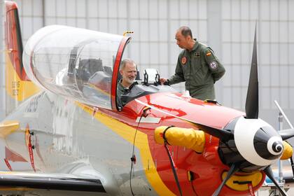 El Rey Felipe VI (i) probando una aeronave militar durante su visita a la Academia General del Aire en San Javier, a 6 de mayo de 2024, en San Javier, Murcia, Región de Murcia (España)