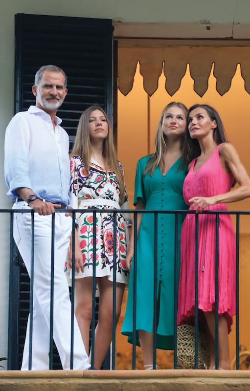 El rey Felipe VI, la Infanta Sofía, Leonor, Princesa de España, y Letizia, Reina de España, visitan el pueblo de Bunyola durante sus vacaciones de verano, el 31 de julio de 2023
