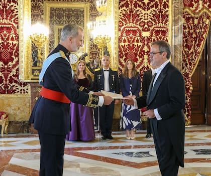 El Rey Felipe VI recibe la carta credencial del embajador de la República Argentina, Roberto Sebastián Bosch Estévez (d), en el Palacio Real de Madrid, el 16 de mayo pasado