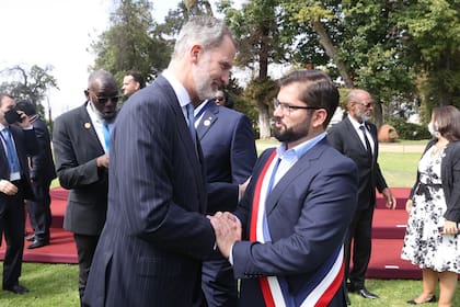 El rey Felipe VI saluda al nuevo presidente de Chile, Gabriel Boric, en la ceremonia de asunción