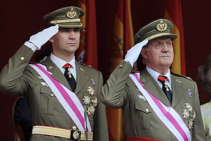 El rey Felipe VI y el exmonarca Juan Carlos I en un desfile durante el día de las Fuerzas Armadas en Zaragoza el 1 de junio de 2008