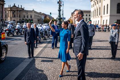 El rey Felipe VI y la reina Letizia de España saludan afuera del Neue Wache de Berlín, Alemania, el lunes 17 de octubre de 2022. La pareja real española se encuentra en Alemania para una visita de Estado de tres días. (Michael Kappeler/AP vía Pool)
