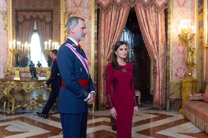 El Rey Felipe VI y Letizia durante la ceremonia de la Pascua Militar, evento donde sucedió el recordado descuido de la reina