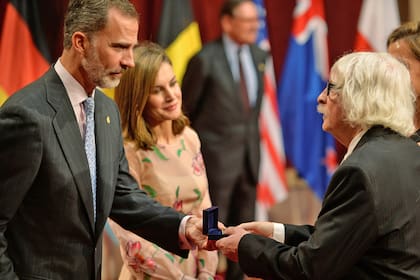 El rey Felipe y la reina Letizia entregan una medalla a Carlos Lopez Puccio de Les Luthiers