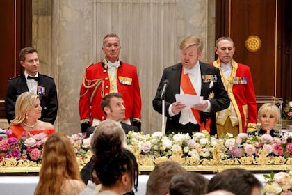 El rey Guillermo Alejandro de los Países Bajos dio un discurso durante el banquete de Estado, que marcó el cierre del primer día de la visita del presidente francés Emmanuel Macron.