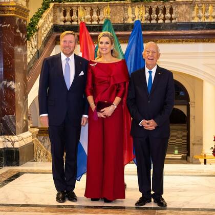 El rey Guillermo Alejandro, la reina Máxima y el presidente de Portugal, Marcelo Rebelo de Sousa, en Ámsterdam (Foto: Instagram @koninklijkhuis)
