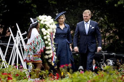 El rey Guillermo Alejandro y la reina Máxima de los Países Bajos depositaron una ofrenda floral durante el Día Nacional de Conmemoración de la Esclavitud en The Oosterpark, Ámsterdam, el 1 de julio de 2023