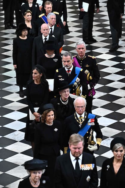 La reina Silvia de Suecia (izquierda), el rey Felipe VI de España (segundo a la izquierda), el rey Carl Gustav XVI de Suecia (centro), el rey Guillermo de los Países Bajos (centro a la derecha) y la reina Máxima de los Países Bajos (segundo a la derecha) salen de la Abadía de Westminster