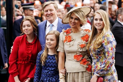 El rey Guillermo de Oragne, junto a la reina Máxima y sus tres hijas Amalia, Alexia y Ariane