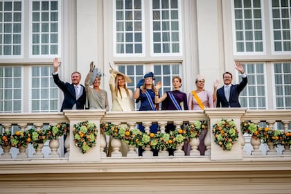 El rey Guillermo, la reina Máxima, la heredera al trono, Amalia de Orange, las princesas Ariane y Alexia, la princesa Laurentien y el príncipe Constantijn saludaron desde el balcón del Palacio Noordeinde (Foto: Instagram @koninklijkhuis)