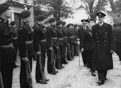El rey Haakon VII pasa revista a la guardia de la Royal Navy (Photo by Keystone-France/Gamma-Keystine via Getty Images)