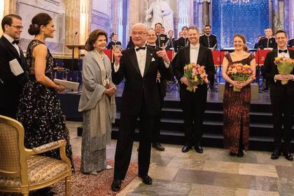 El Rey habla a sus invitados en el Palacio Real de Estocolmo.