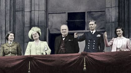 El rey Jorge VI y la reina con las princesas Isabel y Margarita, y Winston Churchill en el balcón del palacio de Buckingham el Día de la Victoria, Londres, 8 de mayo de 1945