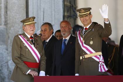 El rey Juan Carlos y el príncipe Felipe se mostraron juntos hoy en una ceremonia militar en El Escorial