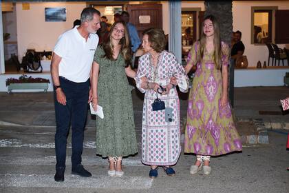 El Rey junto a sus hijas, Leonor y Sofía –que combinaron sus atuendos en clave boho–, y su madre, la reina emérita Sofía, que sorprendió con un accesorio de última moda: una minicartera de Loewe (modelo Amazona 12).