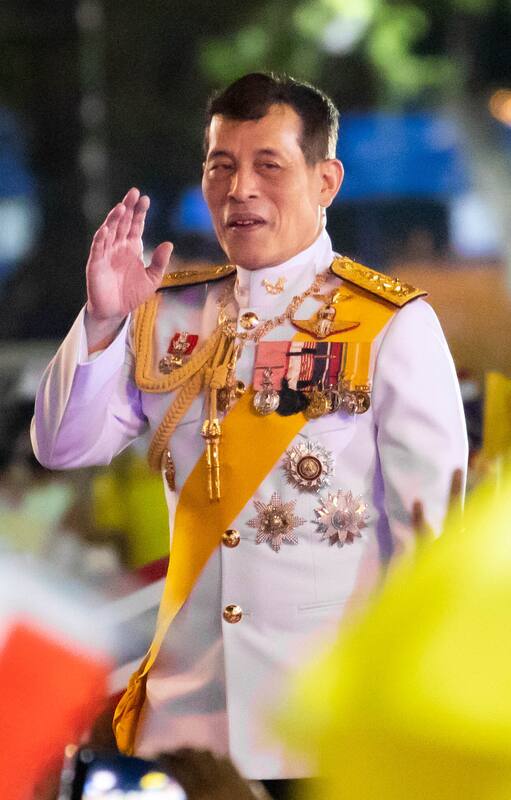 El rey Maha Vajiralongkorn saluda en Sanam Luang