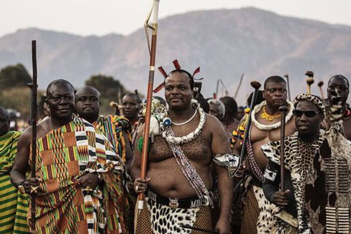 El rey Mswati III, en el centro de la imagen, gobierna Suazilandia desde 1986.