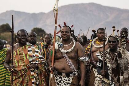 El rey Mswati III, en el centro de la imagen, gobierna Suazilandia desde 1986.