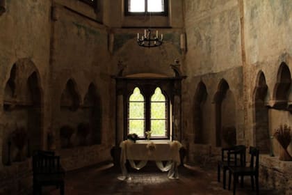 El rey Ottomark ordenó construir una capilla sobre la hendidura para contener a los seres sobrenaturales