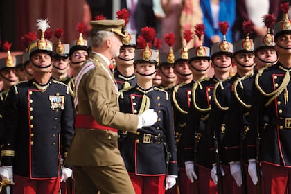 El Rey pasa frente a su hija, formada junto a sus camaradas.