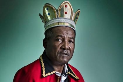 El rey posee una tienda de comestibles y cosecha coca en sus tiempos libres