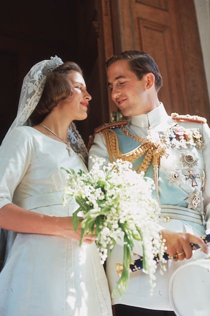 El rey, que había nacido en 1940, se casó con traje de almirante. Ana María, con un vestido de corte imperio, con mangas tres cuartos y larga cola realizado por Jorgen Bender.