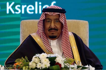 El rey Salman ordenó reemplazar al jefe del Estado Mayor y otros cargos de jerarquía a instancias de su hijo, el príncipe heredero Mohamed ben Salman, que promueve la reestructuración política y la renovación social del país