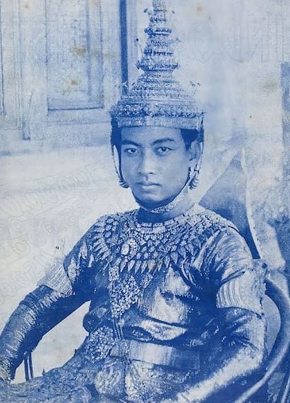El rey Sihanouk, hijo del rey Norodom Suramarit y la reina Sisowath Kossamak, fue conocido como Padre de la Patria por dirigir a Camboya hacia la independencia del dominio francés en 1954. El libro Guinness de los Récords lo destaca como la persona que más puestos políticos ha tenido y que los sostuvo por más tiempo, en el siglo XX