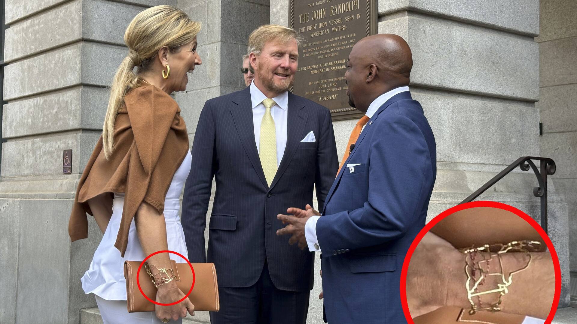 El rey Willem-Alexander, en el centro, y la reina Máxima de los Países Bajos son recibidos por el alcalde Van Johnson en Savannah, Georgia