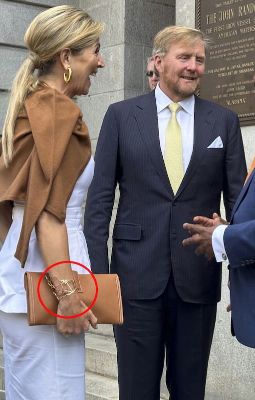 El rey Willem-Alexander, en el centro, y la reina Máxima de los Países Bajos son recibidos por el alcalde Van Johnson en Savannah, Georgia