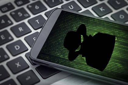Crece el espionaje de celulares: cómo saber si fuiste víctima de “stalkerware” - LA NACION