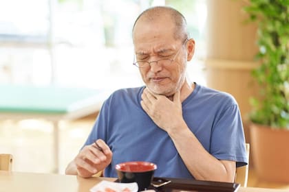 El riesgo de inhalar algo accidentalmente aumenta con la edad