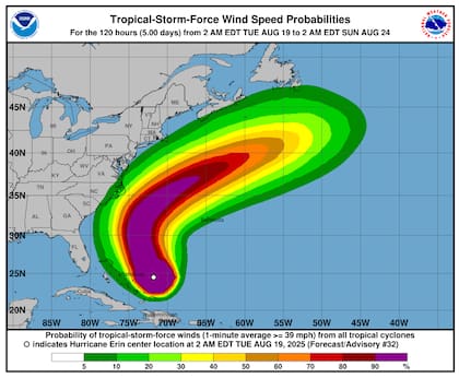El riesgo de inundación costera y erosión es tan alto que las autoridades emitieron órdenes de evacuación obligatoria para Hatteras Island, Carolina del Norte