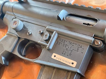 El rifle pesa un kilo y mide 80 centímetros