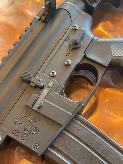 El rifle tiene un diseño llamativo para adolescentes
