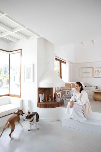 El rincón vidriado de la casa de Ingrid Ini Hajnal The Organization Wiz ya existía, así como también el sillón de obra, para el que Ingrid retapizó la colchoneta y los almohadones. Aplique de pared (Oblumo).