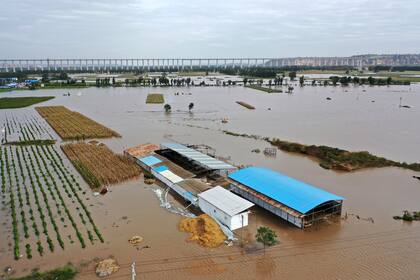 El río Amarillo desbordado cerca de la aldea de Lianbo, en la provincia de Shanxi, China, el domingo 10 de octubre de 2021; las inundaciones son una de las consecuencias del calentamiento global