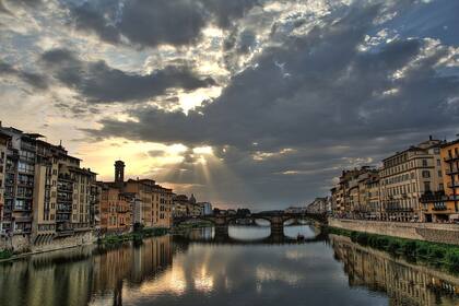 El río Arno atraviesa la ciudad.
