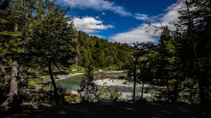 El río Azul enmarca el inicio de los senderos de trekking.