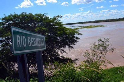 El río Bermejo es caudaloso y cargado de sedimentos, aunque ahora sufre la misma bajante que el resto de los cursos fluviales de la región.
