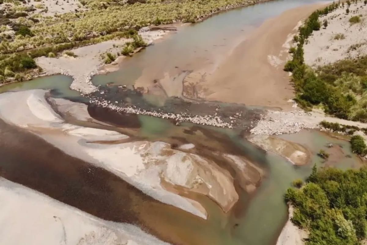 El río Chubut en la localidad de Las Plumas fue ilegalmente intervenido con un dique