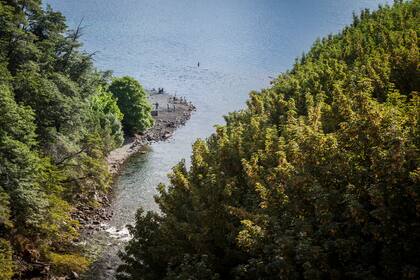 El río Correntoso nace en el lago Correntoso y desemboca en el Nahuel Huapi. Es una zona muy codiciada para la pesca con mosca.