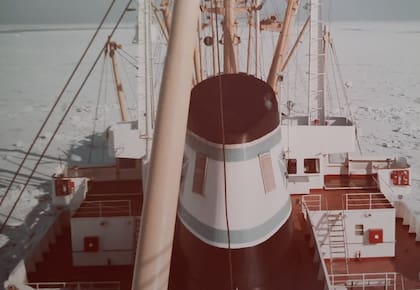 El Río de la Plata fue construido en AFNE en el año 1971.
En esa época, la Argentina tenía desarrollada una gran industria naval y construía sus propios barcos. Este tenía un motor propulsor Fiat 757 S que desarrollaba una potencia máxima de 10500 CV (caballo vapor). En la imagen, espera en el hielo del Mar Báltico a que el rompehielo finlandés le abra paso para ingresar al puerto de Kotka.