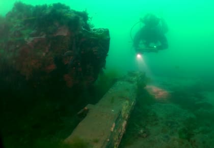 El "Río de Oro" era una goleta de madera construida entre mediados del siglo XIX y principios del XX. Su eslora rondaba los 26 m. En 1918 un incendio produjo su hundimiento.