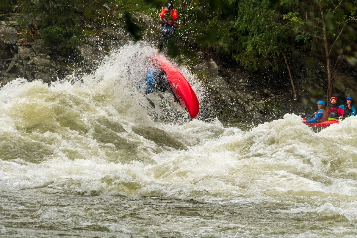 El río es ideal para practicar rafting por sus rápidos