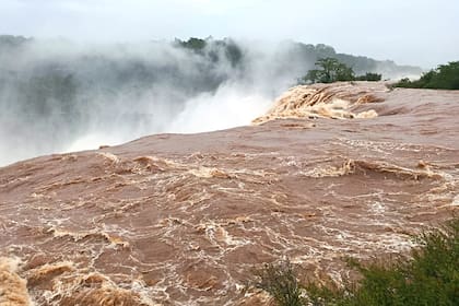 El río Iguazú alcanzó un caudal de 12.000 metros cúbicos por segundo