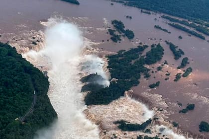 El río Iguazú superó en más de 10 veces su caudal habitual