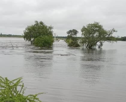 El río Miriñay desbordado y San Salvador cortado