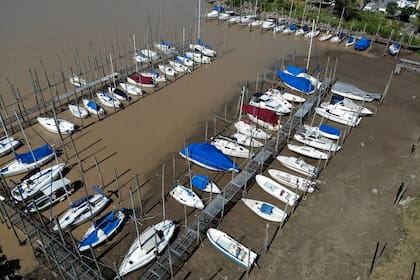 El rio parana está con una profundidad de 0,75 mts y es una de las mayores bajantes de los ultimos 30 años, lo que dificulta la carga de los barcos con cereal en los puertos de la region y la navegabilidad. En la foto balneario La Florida y club Remeros Alberdi en la zona norte de la ciudad.